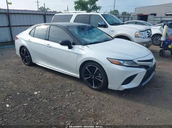 4T1BZ1HK8JU010999 2018 TOYOTA CAMRY - Image 1