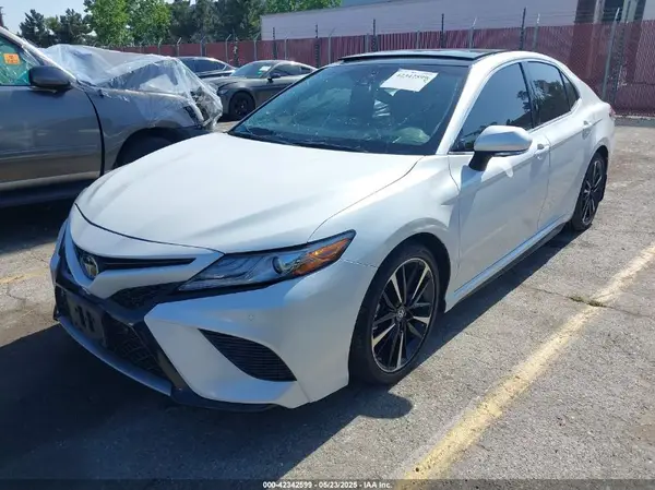 4T1BZ1HK8JU012879 2018 TOYOTA CAMRY - Image 2