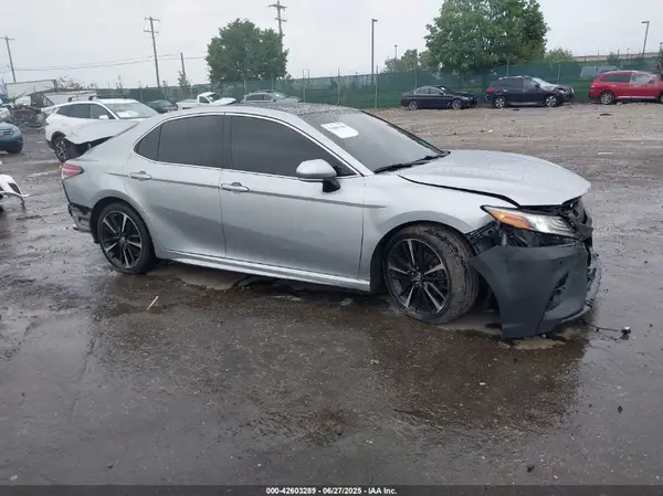 4T1BZ1HK8JU013871 2018 TOYOTA CAMRY - Image 1