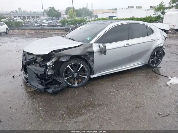 4T1BZ1HK8JU013871 2018 TOYOTA CAMRY - Image 2