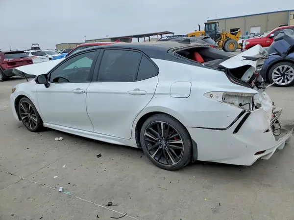 4T1BZ1HK8JU014115 2018 TOYOTA CAMRY - Image 2