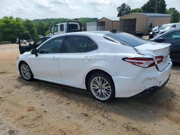 4T1BZ1HK8JU018116 2018 TOYOTA CAMRY - Image 2