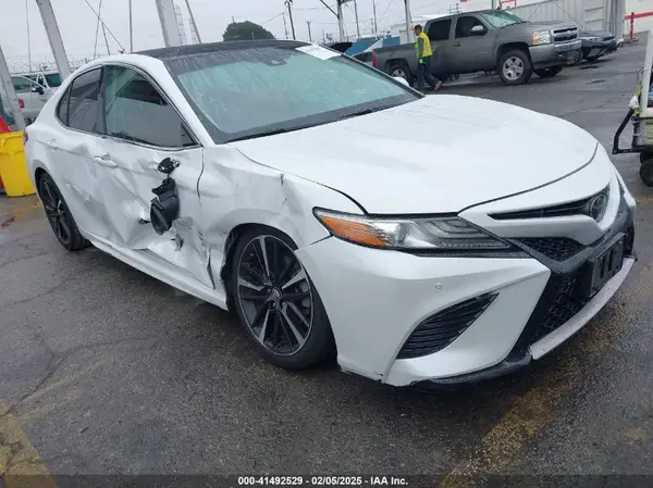 4T1BZ1HK8JU019394 2018 TOYOTA CAMRY - Image 1