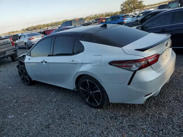 4T1BZ1HK8JU019489 2018 TOYOTA CAMRY - Image 2