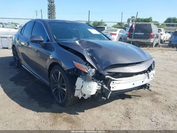4T1BZ1HK8JU021694 2018 TOYOTA CAMRY - Image 1