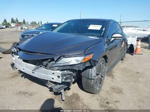 4T1BZ1HK8JU021694 2018 TOYOTA CAMRY - Image 2