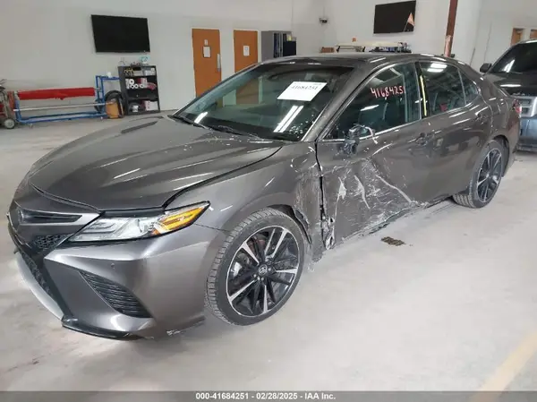 4T1BZ1HK9JU001342 2018 TOYOTA CAMRY - Image 2