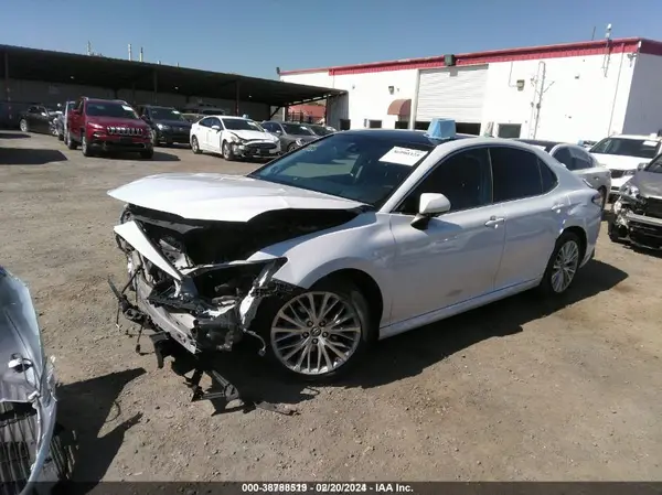4T1BZ1HK9JU004922 2018 TOYOTA CAMRY - Image 2