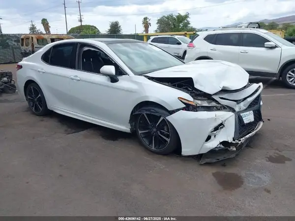 4T1BZ1HK9JU013457 2018 TOYOTA CAMRY - Image 1
