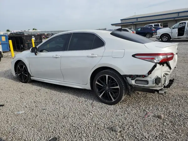 4T1BZ1HK9JU506524 2018 TOYOTA CAMRY - Image 2