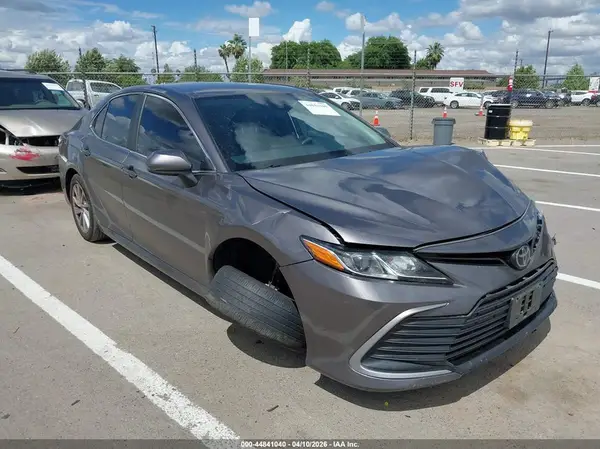 4T1C11AK0MU422683 2021 TOYOTA CAMRY - Image 1