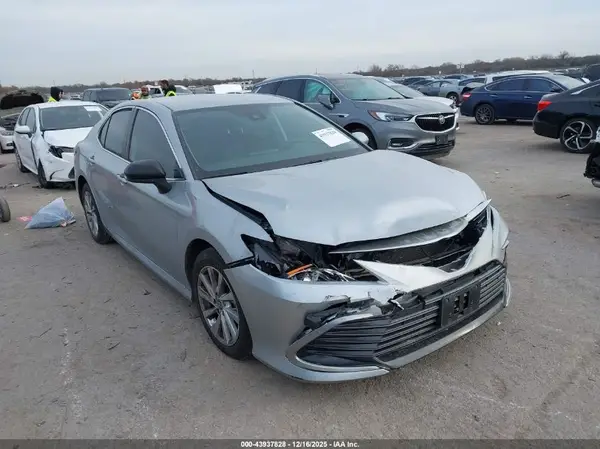4T1C11AK0MU440164 2021 TOYOTA CAMRY - Image 1