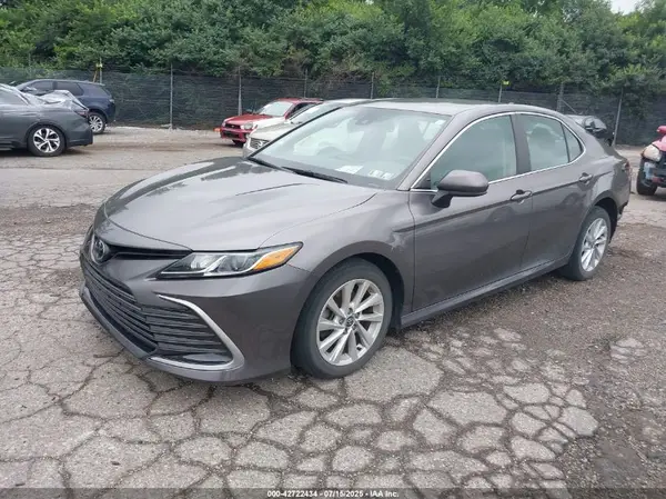 4T1C11AK0MU452590 2021 TOYOTA CAMRY - Image 2