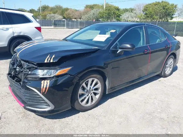 4T1C11AK0MU563298 2021 TOYOTA CAMRY - Image 2