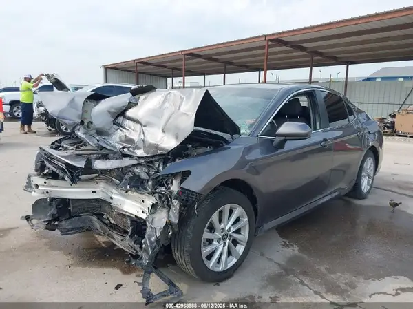 4T1C11AK0MU572258 2021 TOYOTA CAMRY - Image 2
