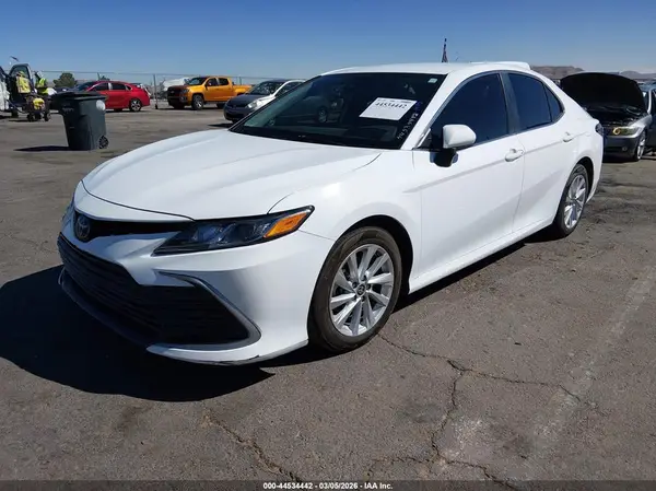 4T1C11AK0MU576228 2021 TOYOTA CAMRY - Image 2