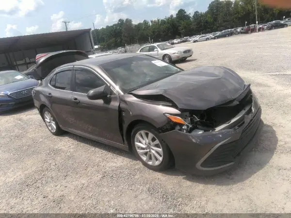 4T1C11AK0MU589318 2021 TOYOTA CAMRY - Image 1