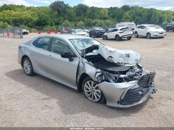 4T1C11AK0NU001127 2022 TOYOTA CAMRY - Image 1