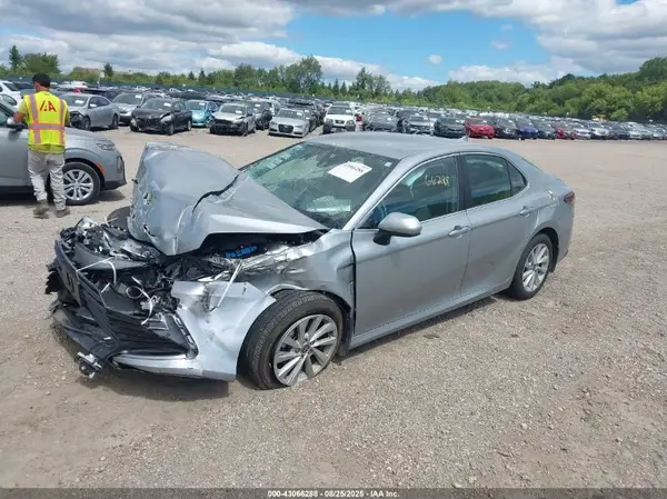 4T1C11AK0NU001127 2022 TOYOTA CAMRY - Image 2