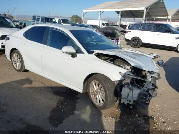 4T1C11AK0NU054586 2022 TOYOTA CAMRY - Image 1