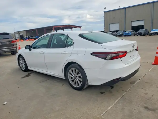 4T1C11AK0NU633044 2022 TOYOTA CAMRY - Image 2