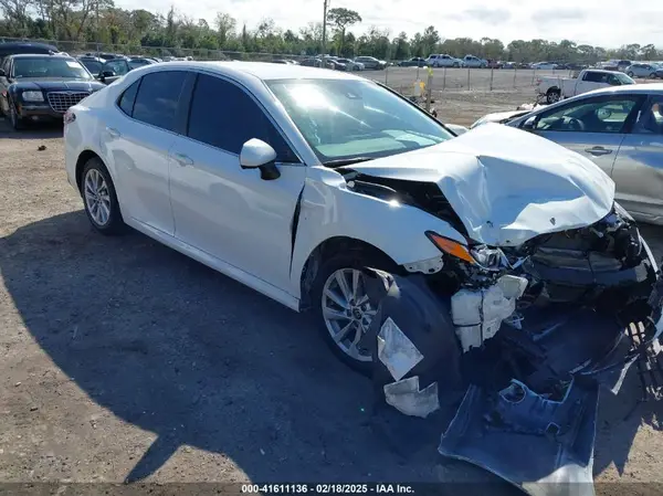 4T1C11AK0NU637532 2022 TOYOTA CAMRY - Image 1