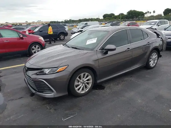 4T1C11AK0NU653830 2022 TOYOTA CAMRY - Image 2