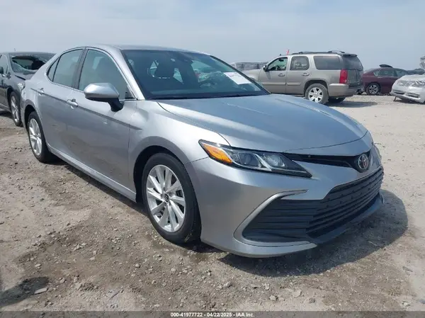 4T1C11AK0NU653908 2022 TOYOTA CAMRY - Image 1