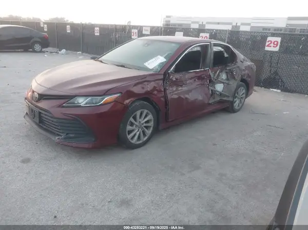 4T1C11AK0NU662883 2022 TOYOTA CAMRY - Image 2