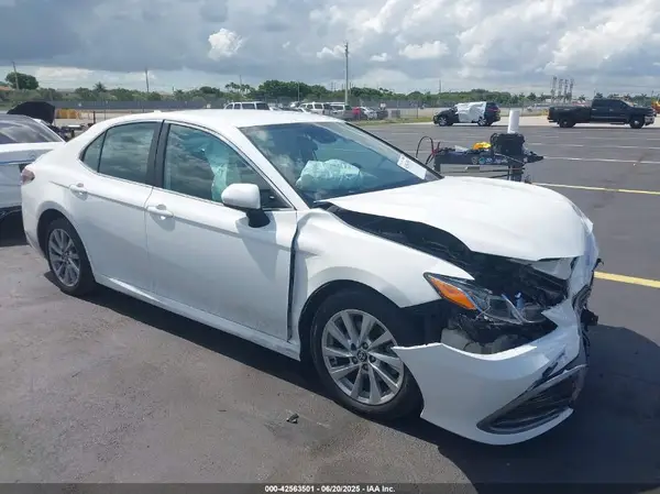 4T1C11AK0NU668375 2022 TOYOTA CAMRY - Image 1