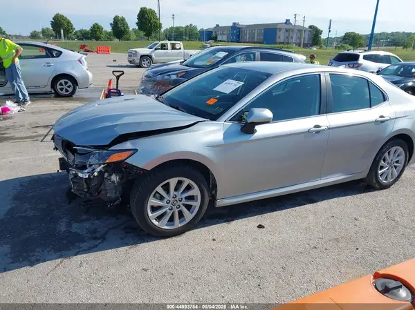 4T1C11AK0NU680820 2022 TOYOTA CAMRY - Image 2