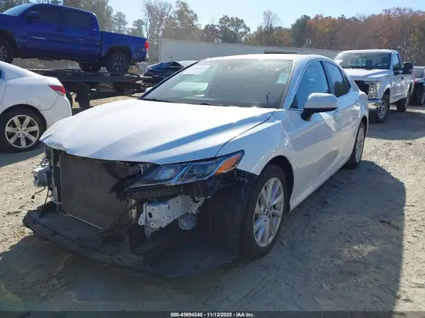 4T1C11AK0NU687038 2022 TOYOTA CAMRY - Image 2