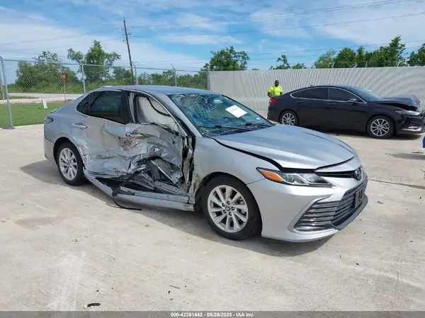 4T1C11AK0NU698556 2022 TOYOTA CAMRY - Image 1