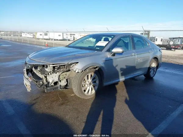 4T1C11AK0NU699514 2022 TOYOTA CAMRY - Image 2