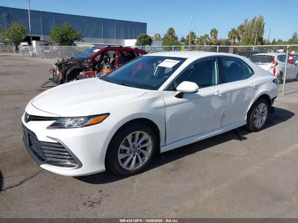 4T1C11AK1MU407321 2021 TOYOTA CAMRY - Image 2
