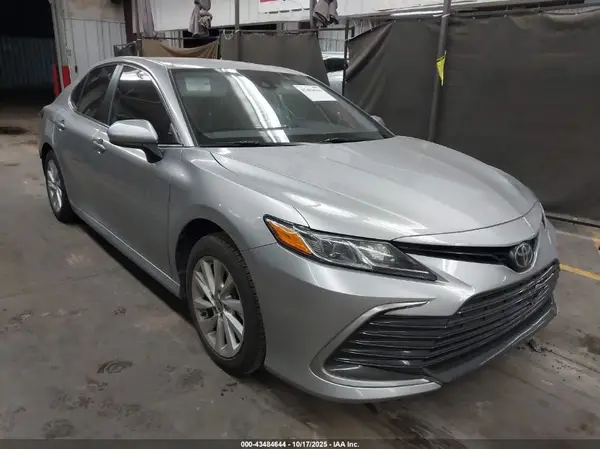 4T1C11AK1MU477806 2021 TOYOTA CAMRY - Image 1