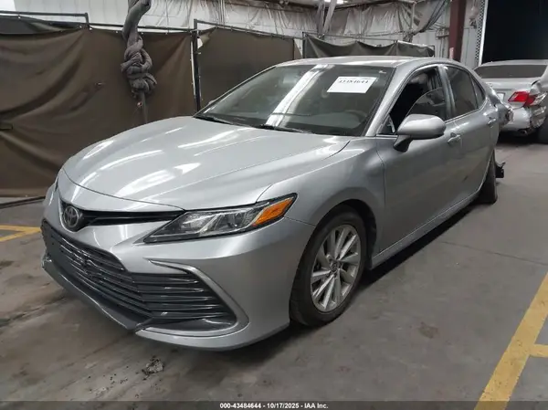 4T1C11AK1MU477806 2021 TOYOTA CAMRY - Image 2