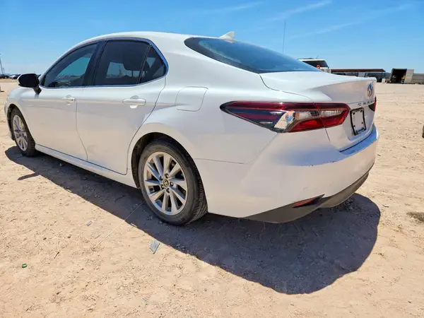 4T1C11AK1MU490698 2021 TOYOTA CAMRY - Image 2