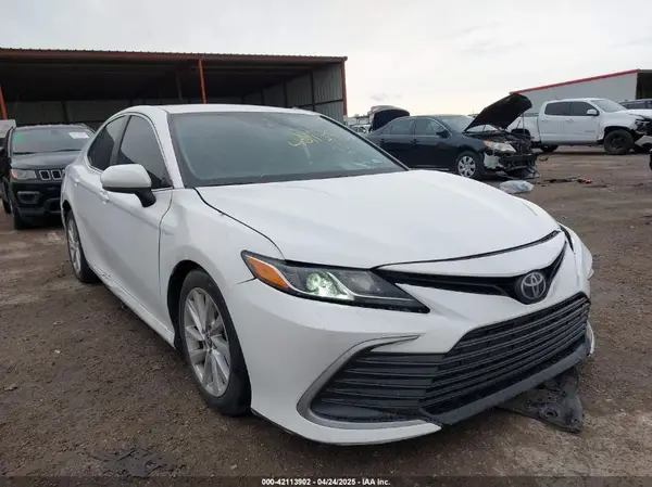 4T1C11AK1MU557526 2021 TOYOTA CAMRY - Image 1
