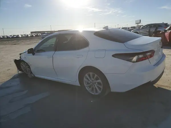 4T1C11AK1MU570826 2021 TOYOTA CAMRY - Image 2