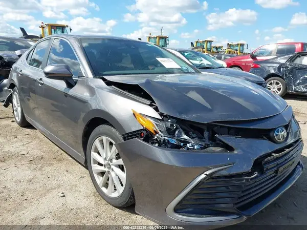 4T1C11AK1MU572480 2021 TOYOTA CAMRY - Image 1