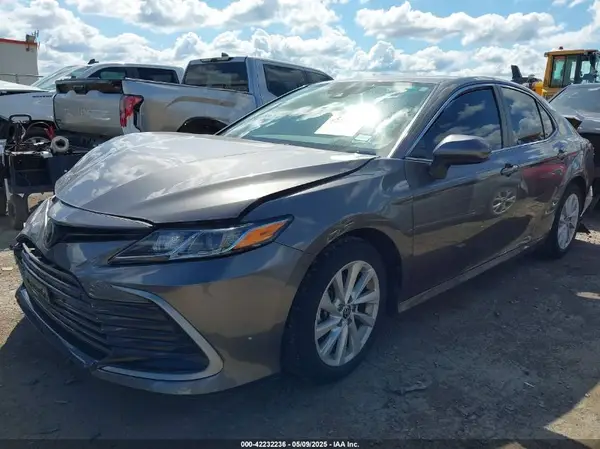 4T1C11AK1MU572480 2021 TOYOTA CAMRY - Image 2