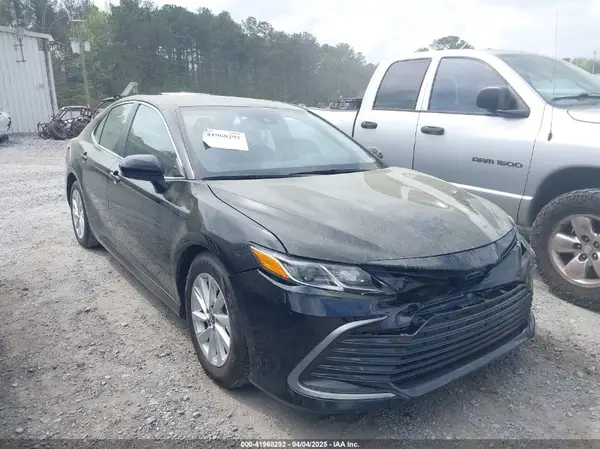 4T1C11AK1MU573886 2021 TOYOTA CAMRY - Image 1