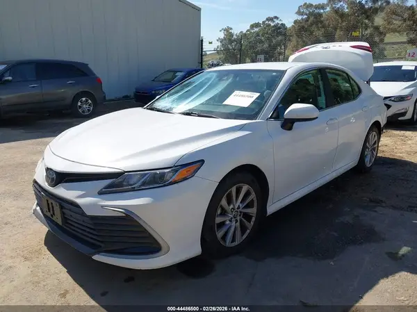 4T1C11AK1MU582474 2021 TOYOTA CAMRY - Image 2