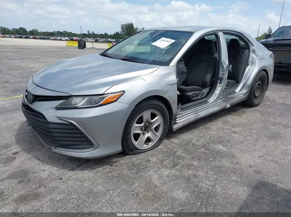 4T1C11AK1NU055049 2022 TOYOTA CAMRY - Image 2