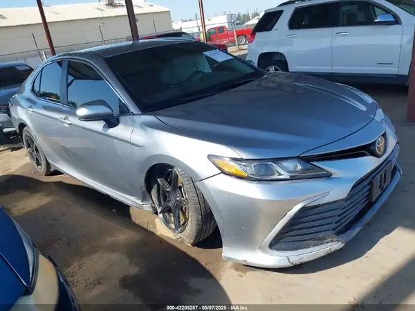 4T1C11AK1NU621288 2022 TOYOTA CAMRY - Image 1