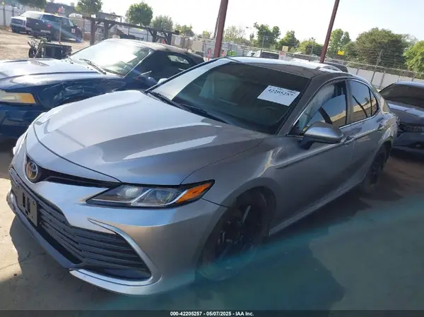 4T1C11AK1NU621288 2022 TOYOTA CAMRY - Image 2