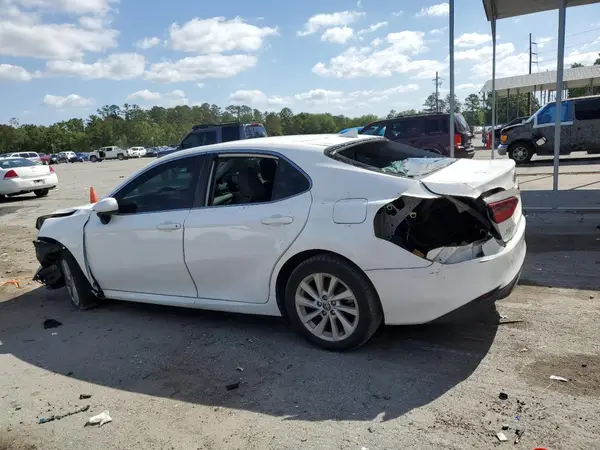 4T1C11AK1NU628256 2022 TOYOTA CAMRY - Image 2