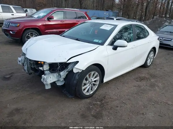 4T1C11AK1NU631481 2022 TOYOTA CAMRY - Image 2