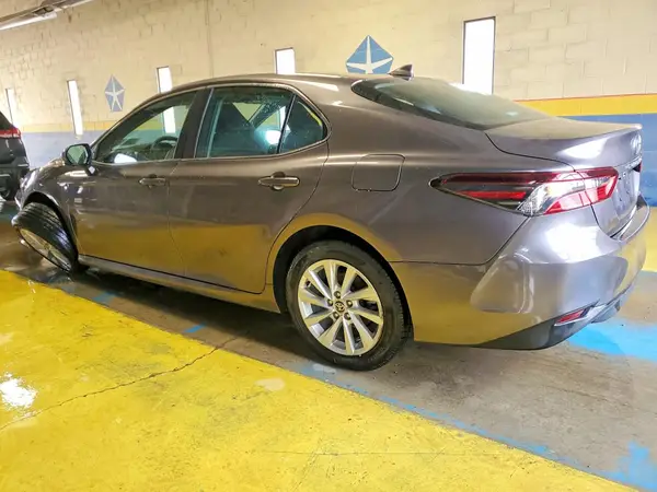 4T1C11AK1NU642819 2022 TOYOTA CAMRY - Image 2